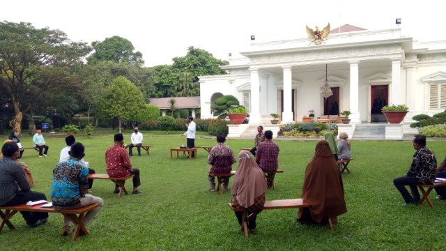 Presiden Joko Widodo ditemani Menseneg Pratikno dan Kepala Sekretariat Presiden Heru Budi Hartono membagi-bagikan bantuan di Halaman Istana Merdeka, Jakarta. Foto: Fahrian Saleh/kumparan