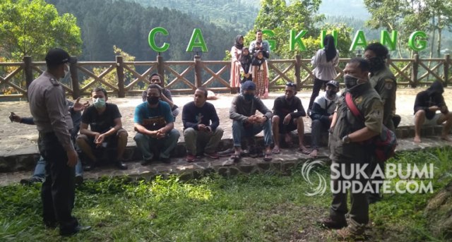 Polisi saat mensosialisasikan protokol kesehatan kepada wisatawan yang berkunjung ke objek wisata di Desa Cidahu, Kecamatan Cidahu, Kabupaten Sukabumi. | Sumber Foto:Syahrul Himawan