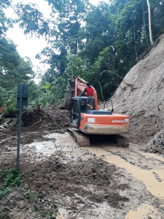 Petugas membersiahkan tanah longsor yang menutup ruas jalan lintas Aceh Tenggar-Blangkejeren. Foto: Dok. BPBA