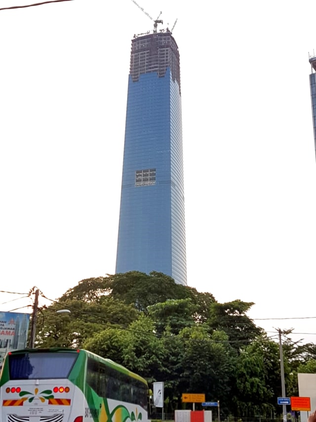 Proses pembangunan gedung tertinggi di Malaysia Exchange 106 pada tahun 2018. Foto: Arifin Asydhad/Antara