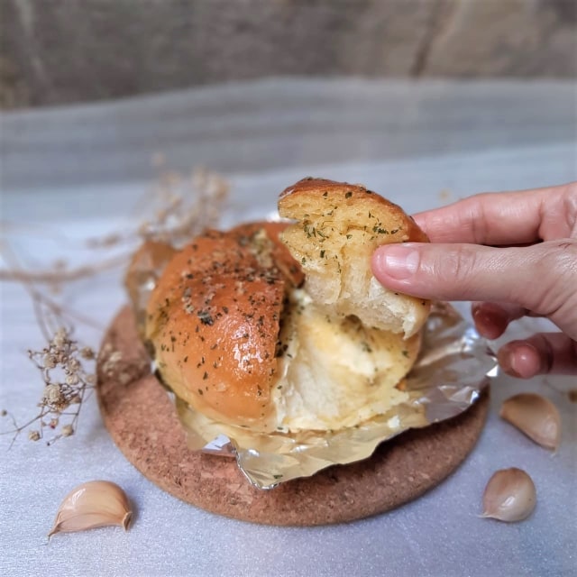 Mencicipi Roti Hits Korean Garlic Bread ala Sweet Troops yang PO 1 Minggu (90735)
