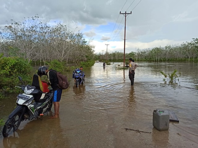 Banjir di beberapa desa di Sintang memutus sejumlah akses jalan. Foto: Dok Polres Sintang