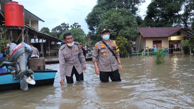 Kapolres Sintang menyurusi sungai untuk meninjau lokasi banjir di Kecamatan Kayan Hilir. Foto: Dok Polres Sintang