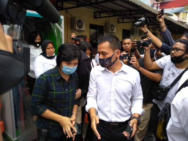 Artis FTV berinisial HH (kerudung hitam) dibawa petugas keluar dari gedung Satreskrim Polrestabes Medan. Foto: SumutNews