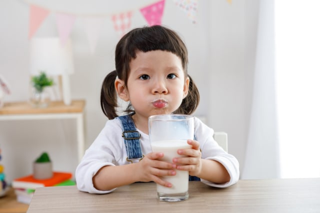 Ilustrasi anak minum susu. Foto: Shutterstock