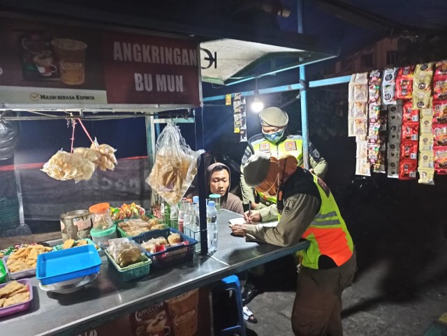 Pedagang Berkerumun Tanpa Masker, Satpol PP Lakukan Sweeping dan Swab Di Tempat (55896)