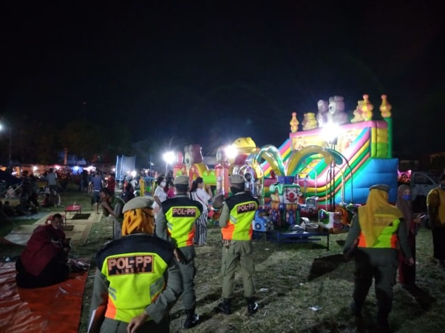 Pedagang Berkerumun Tanpa Masker, Satpol PP Lakukan Sweeping dan Swab Di Tempat (55897)