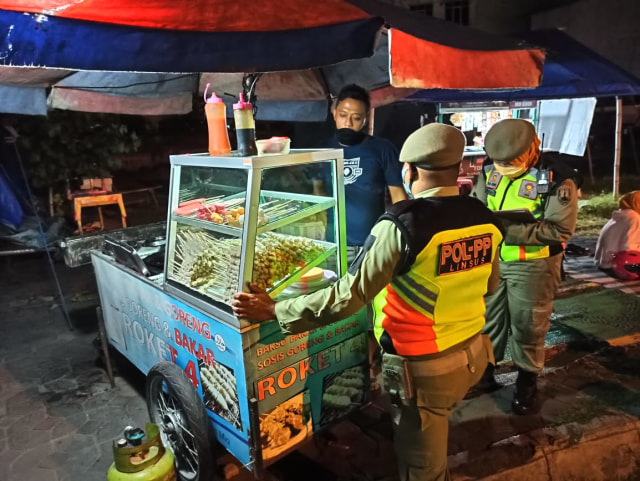 Pedagang Berkerumun Tanpa Masker, Satpol PP Lakukan Sweeping dan Swab Di Tempat (55898)