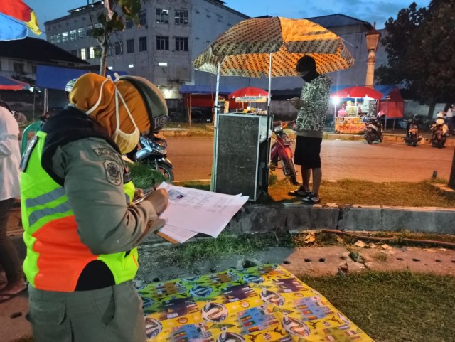 Pedagang Berkerumun Tanpa Masker, Satpol PP Lakukan Sweeping dan Swab Di Tempat (55899)