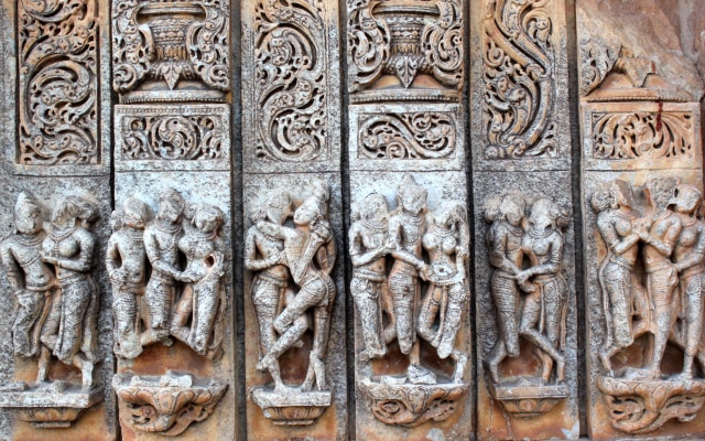 Ilustrasi erotisme pada ukiran Candi Sahastra Bahu di India dari abad ke-11 Masehi. Wikimedia Commons.  
