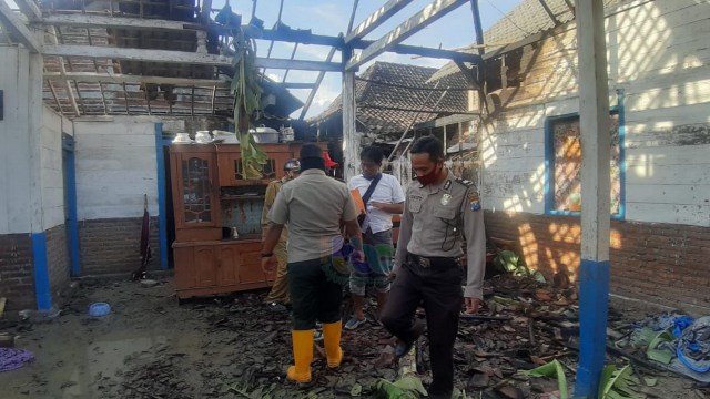 Petugas saat lakukan olah TKP, peristiwa kebakaran bangunan rumah milik Lasih (52), warga Dusun Payak Desa Purwoasri RT 001 RW 001 Kecamatan Sukosewu Kabupaten Bojonegoro. Senin (13/07/2020)