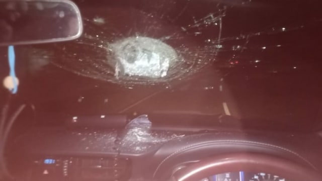 Ilustrasi kaca mobil dilempari batu. Foto: Ho-dokumen pribadi Febri Yurdiman/ANTARA