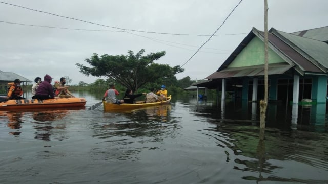 Salah satu desa dari tiga desa di Kecamatan Pondidaha, Kabupaten Konawe yang terendam banjir. Foto: Indy/kendarinesia.