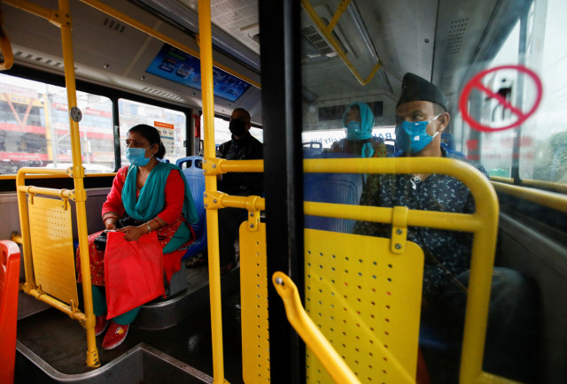 Bis di Kathmandu, India terapkan protokol kesehatan. Foto: Navesh/Reuters
