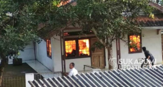 Api berkobar melalap sebuah rumah di Kampung Pasirgudang RT 003/012, Desa Pangkalan, Kecamatan Cikidang, Kabupaten Sukabumi, Selasa (14/7/2020). | Sumber Foto:Istimewa/Facebook Dheny Blues/Cikidang Beauti