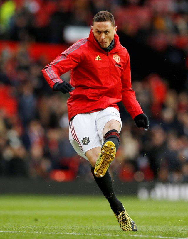 Nemanja Matic melakukan pemanasan jelang pertandingan melawan Manchester City. Foto: Reuters/Phil Noble