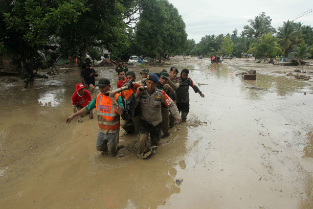 Petugas gabungan mengevakuasi korban banjir bandang di Desa Radda, Kabupaten Luwu Utara, Sulawesi Selatan. Foto: Indra/ANTARA FOTO