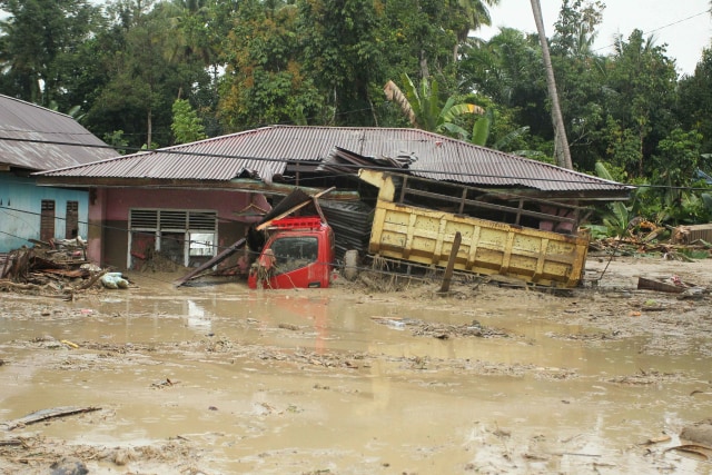 Sebuah truk milik warga terendam lumpur akibat banjir bandang di Desa Radda, Kabupaten Luwu Utara, Sulawesi Selatan. Foto: Indra/ANTARA FOTO