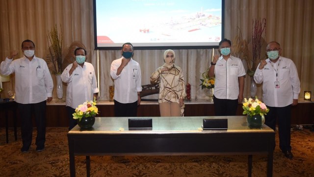 Direktur Utama Pertamina Nicke Widyawati (ketiga kanan) di Jakarta, Selasa (11/7). Foto: Pertamina