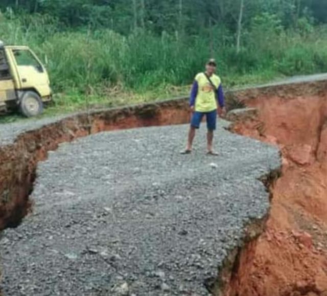 Jalan yang longsor di Kecamatan Sayan mengakibatkan badan jalan rusak bahkan putus. Menurut BPPD Melawi, jalan tersebut bukan milik perusahaan. Foto: Istimewa