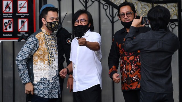 Aktor Raffi Ahmad (kiri), Andre Taulany (kanan), dan penyanyi Ari Lasso berbincang seusai bertemu dengan Presiden Joko Widodo di kompleks Istana Merdeka, Jakarta, Selasa (14/7). Foto: Sigid Kurniawan/Antara Foto
