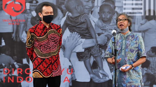 Seniman Cak Lontong (kiri) dan Butet Kertaredjasa memberikan keterangan pers seusai bertemu dengan Presiden Joko Widodo di kompleks Istana Kepresidenan, Jakarta Foto: Sigid Kurniawan/Antara Foto