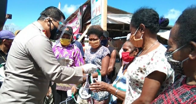 Kapolda Papua Barat memberikan sosialisasi kepada mama Papua di Pasar Boswesen, untuk selalu menggunakan masker dan face shield, foto : Yanti