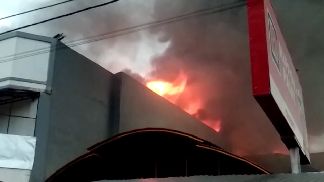 Kebakaran di Padang, Sumatera Barat (Foto: Irwanda/Langkan.id)
