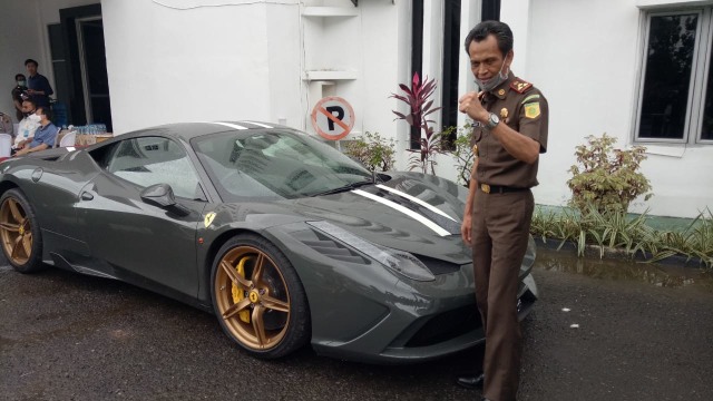 Kajari Palembang, Asmadi saat menunjukkan Ferrari 458 Speciale hasil selundupan yang akan dilelang. (foto: istimewa)