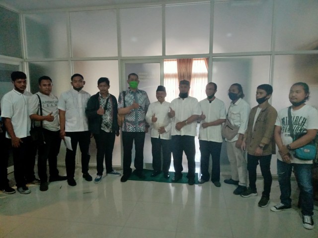 Foto bersama pengurus yayasan dengan mahasiswa Uniba