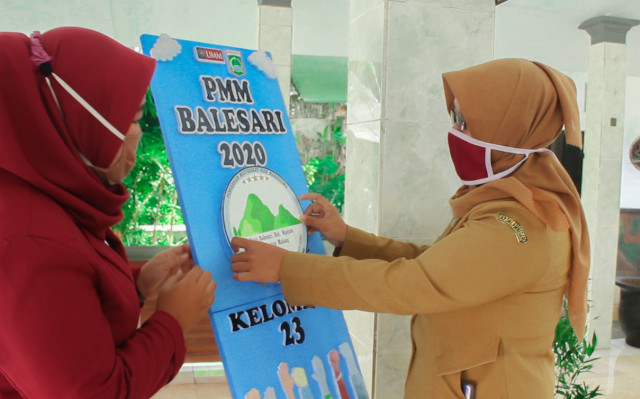 Pembukaan KKN-PMM UMM kelompok 23 secara simbolis oleh Kepala desa Balesari.