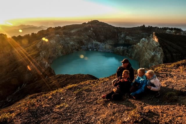 Pengungjung dari mancanegara saat berada di puncak danau kawah Kelimutu. Foto: Dok. Kementerian Pariwisata