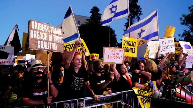 Massa memprotes Perdana Menteri Israel Benjamin Netanyahu di luar kediaman Perdana Menteri Benjamin Netanyahu di Yerusalem, Selasa (14/7). Foto: Ronen Zvulun/REUTERS