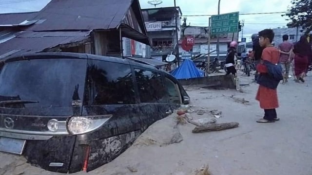 Banjir bandang menerjang Masamba, Luwu Utara, Sulawesi Selatan, Senin (13/7). Foto: Dok. Istimewa