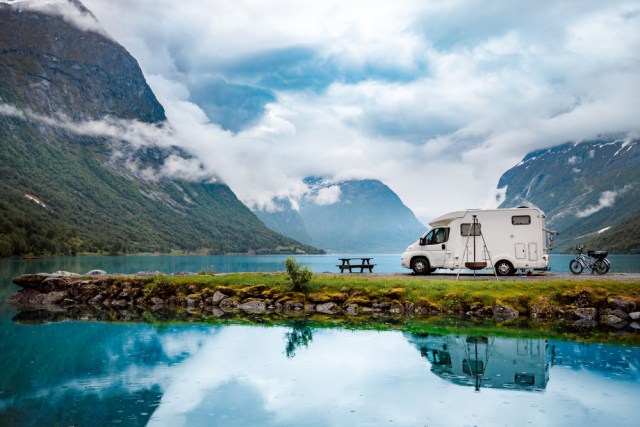 Ilustrasi liburan dengan campervan Foto: Shutter Stock