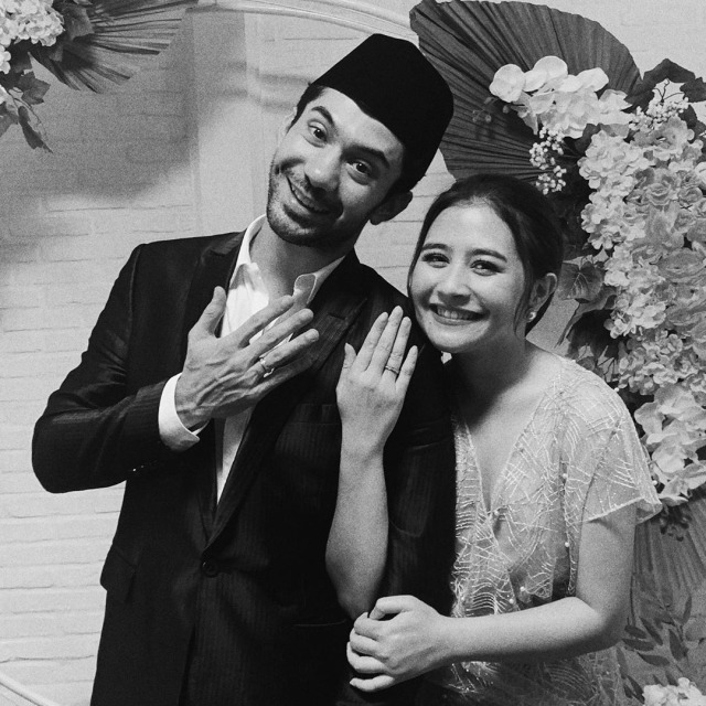 Reza Rahadian dan Prilly Latuconsina pamer cincin. Foto: Instagram @prillylatuconsina96