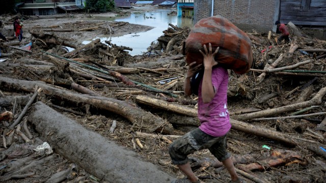 Kemensos Jamin Kebutuhan Korban Banjir di Masamba Terpenuhi (180028)