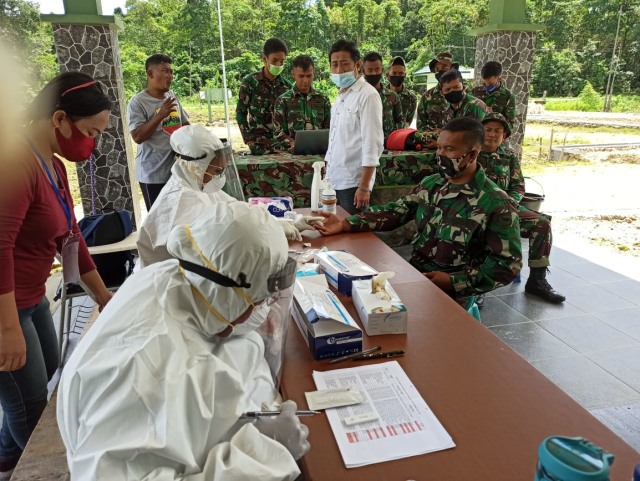 Kasdim persiapan Sorong Seatan sedang melakukan rapid test. Foto: Paul Atakey