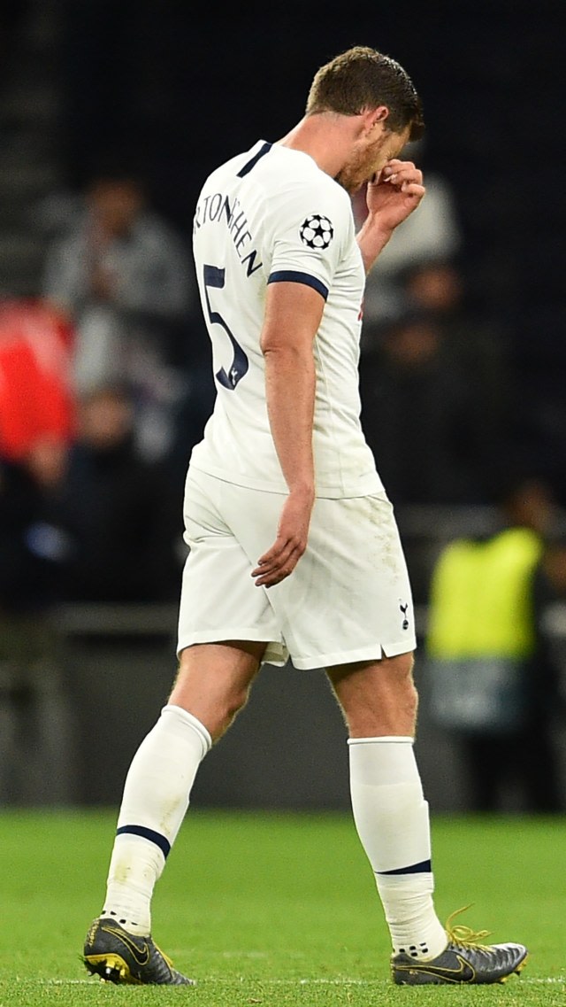 Jan Vertonghen tertunduk lesu. Foto: Glyn KIRK / IKIMAGES / AFP