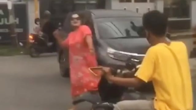 Viral Emak-emak Berdaster di Bulukumba Joget di Lampu Merah (733641)