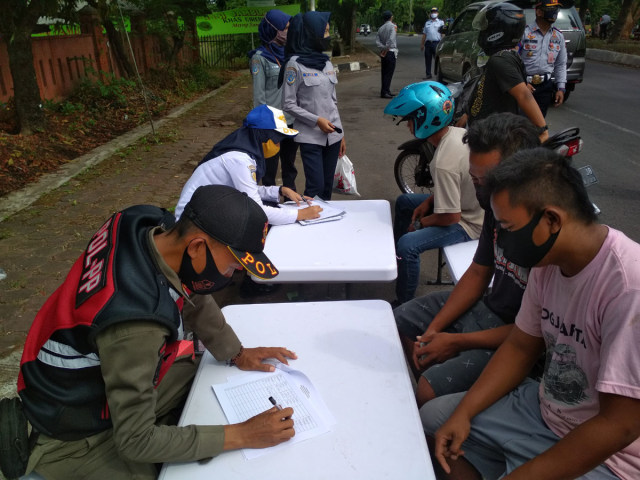 Petugas mendata sejumlah warga yang kedapatan tak memakai masker saat razia gabungan di sejumlah titik di Kabupaten Cirebon, Rabu (15/7/2020). (Ciremaitoday)