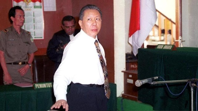 Terdakwa dalam kasus Bank Bali, Djoko S. Tjandra bersiap meninggalkan ruang sidang Pengadilan negeri Jakarta Selatan, Senin (28/2/2000). Foto: Irham/Str/Antara