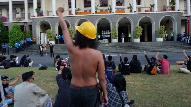 Sejumlah mahasiswa Universitas Gadjah Mada (UGM) menggelar demo di depan Gedung Rektorat UGM tuntut keringanan biaya kuliah. Foto: Arfiansyah Panji Purnandaru/kumparan