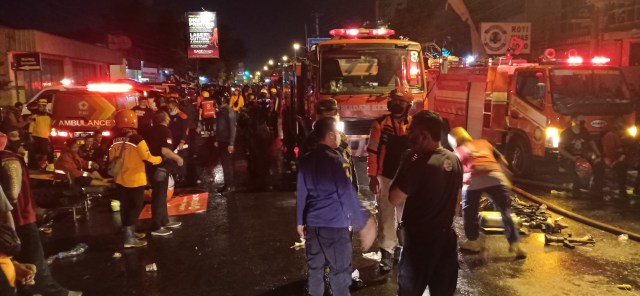 Petugas pemadam kebakaran berhasil memadamkan api di toko kimia di Jalan Dr. Rajiman Kota Solo