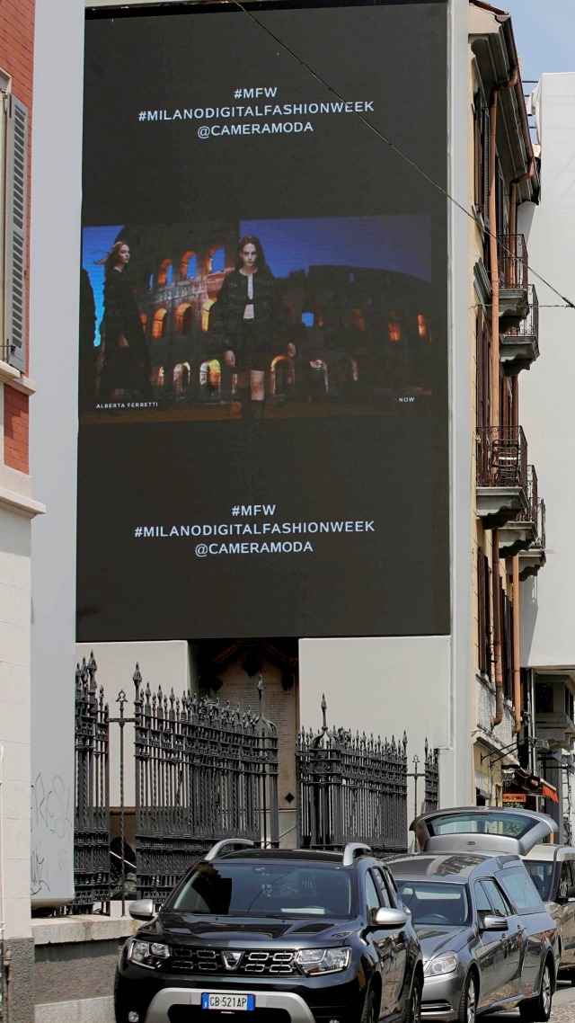 Layar iklan Milan Digital Fashion Week, di Milan, Italia, Selasa, (14/7). Foto: Luca Bruno/AP Photo