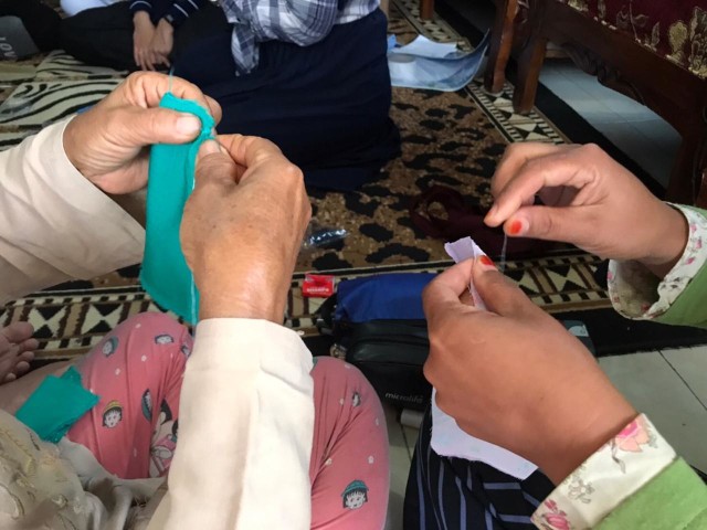 Pembuatan masker jahit tangan oleh ibu-ibu RW 03 dusun Jambuwer desa Balesari.