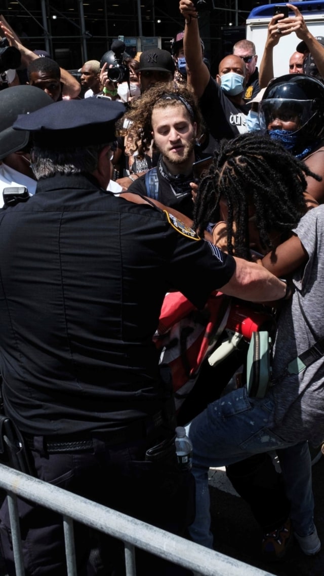 Demonstran Black Lives Matter bentrok dengan petugas NYPD di Jembatan Brooklyn, New York, Rabu (15/7). Foto: Yuki Iwamura/AP Photo