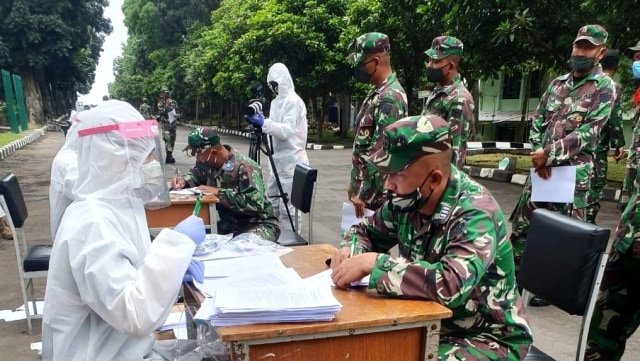 Swab test virus corona para prajurit di Sekolah Calon Perwira TNI Angkatan Darat (Secapa) TNI AD. Foto: Dispen TNI AD