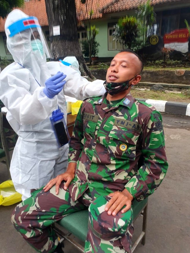 Swab test virus corona para prajurit di Sekolah Calon Perwira TNI Angkatan Darat (Secapa) TNI AD. Foto: Dispen TNI AD