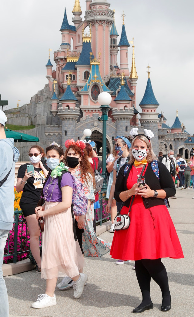 Pengunjung Disneyland Paris Foto: Reuters